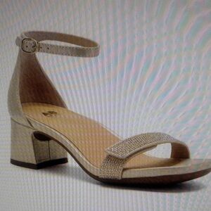 NWB Abeo Women’s Avenue Strap. Size 5. sold at the walking company.